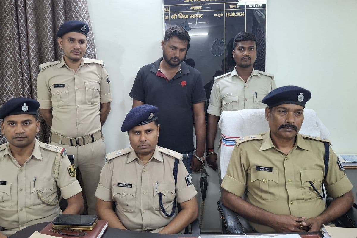 Muzaffarpur News: पकड़ा गया शराब माफिया सुमंत मिश्रा, टॉप-10 में था शामिल, ताबड़तोड़ कार्रवाई जारी