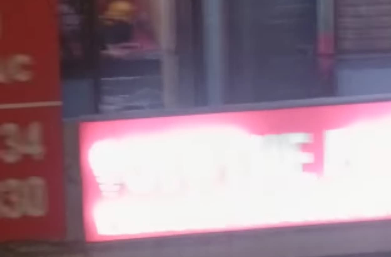 OYO में की ऐसी हरकत… मेट्रो स्टेशन से सुना दी खरीखोटी, देखें वीडियो