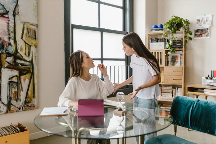 Parenting Tips: दूसरों में बात करने में कतरा रहा आपका बच्चा? इस तरह उसे सिखाएं जरूरी सोशल स्किल्स