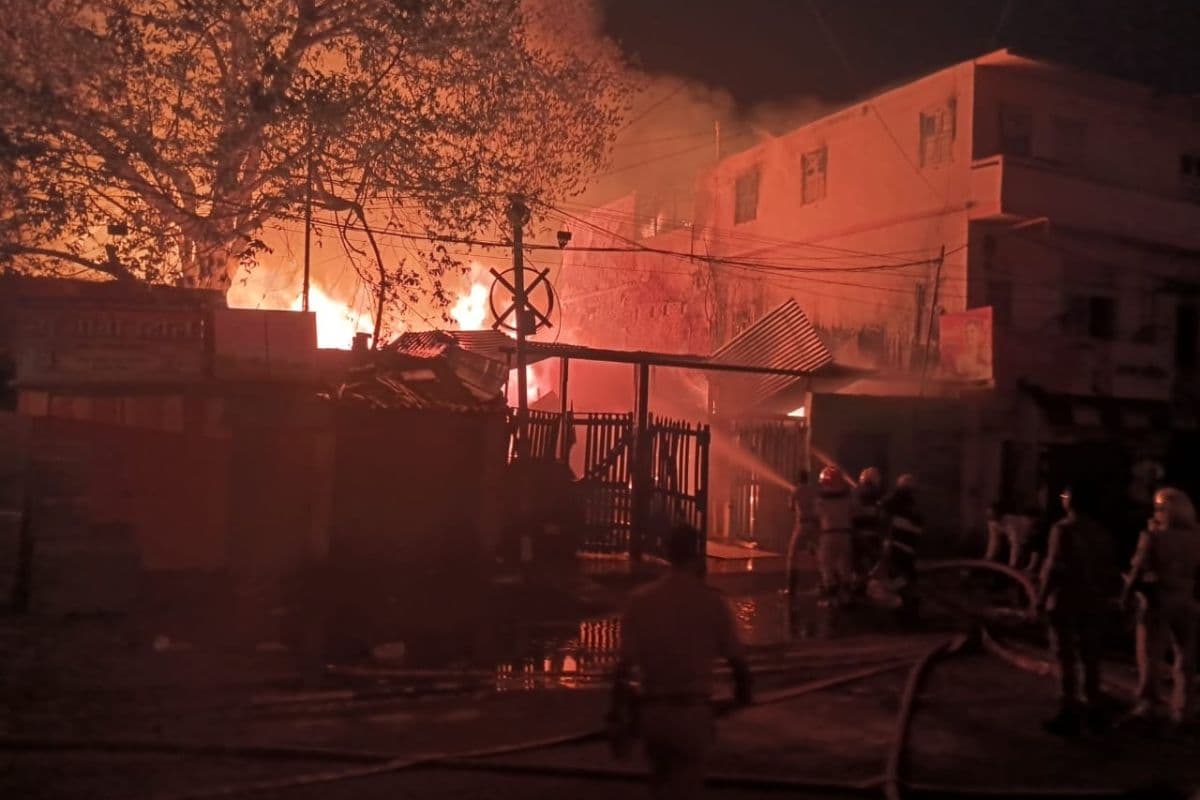 patna fire news| A huge fire broke out in a saw machine in Patna, more than 30 fire engines reached the spot patna fire news| A huge fire broke out in a saw machine in Patna, more than 30 fire engines reached the spot