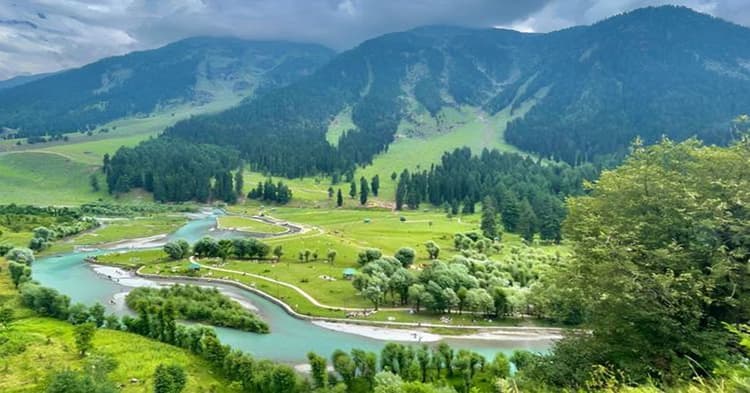 हरि भरी घाटियां और हल्के नीली सी नदी,भारत का स्वर्ग है यह पहलगाम,लाखों खर्च कर जाते हैं लोग