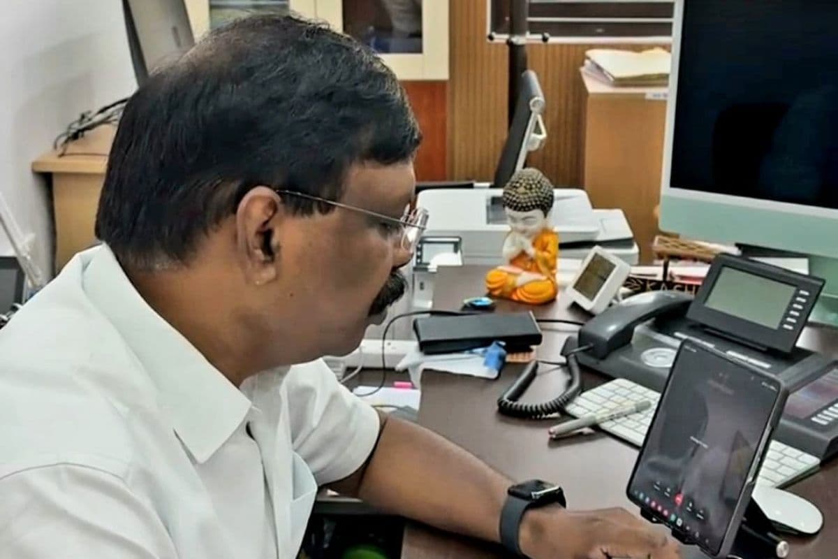 Video: क्लास में बच्चे कम क्यों हैं...बाहर क्या कर रहे हैं? जब एस.सिद्धार्थ ने हेडमास्टर को लगाया वीडियो कॉल