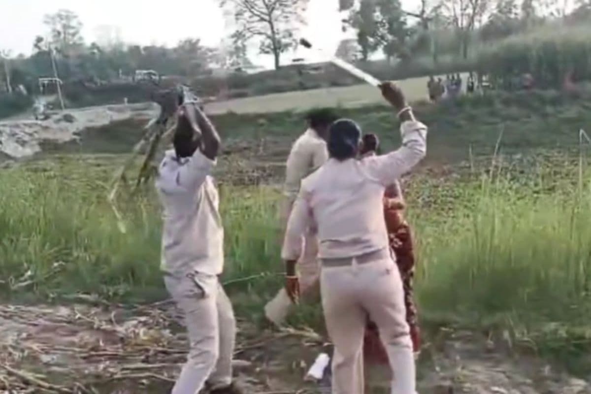 Video: बिहार में पुलिस और ग्रामीणों के बीच WWE स्टाइल में मारपीट, जमकर चले लात घुसे और डंडे, देखें वीडियो