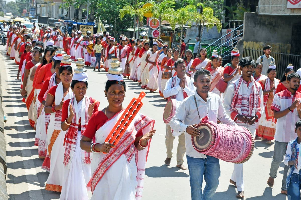 आदिवासियों का महापर्व सरहुल शुरू, पाहन ने मछली और केकड़ा पकड़े, शोभायात्रा आज