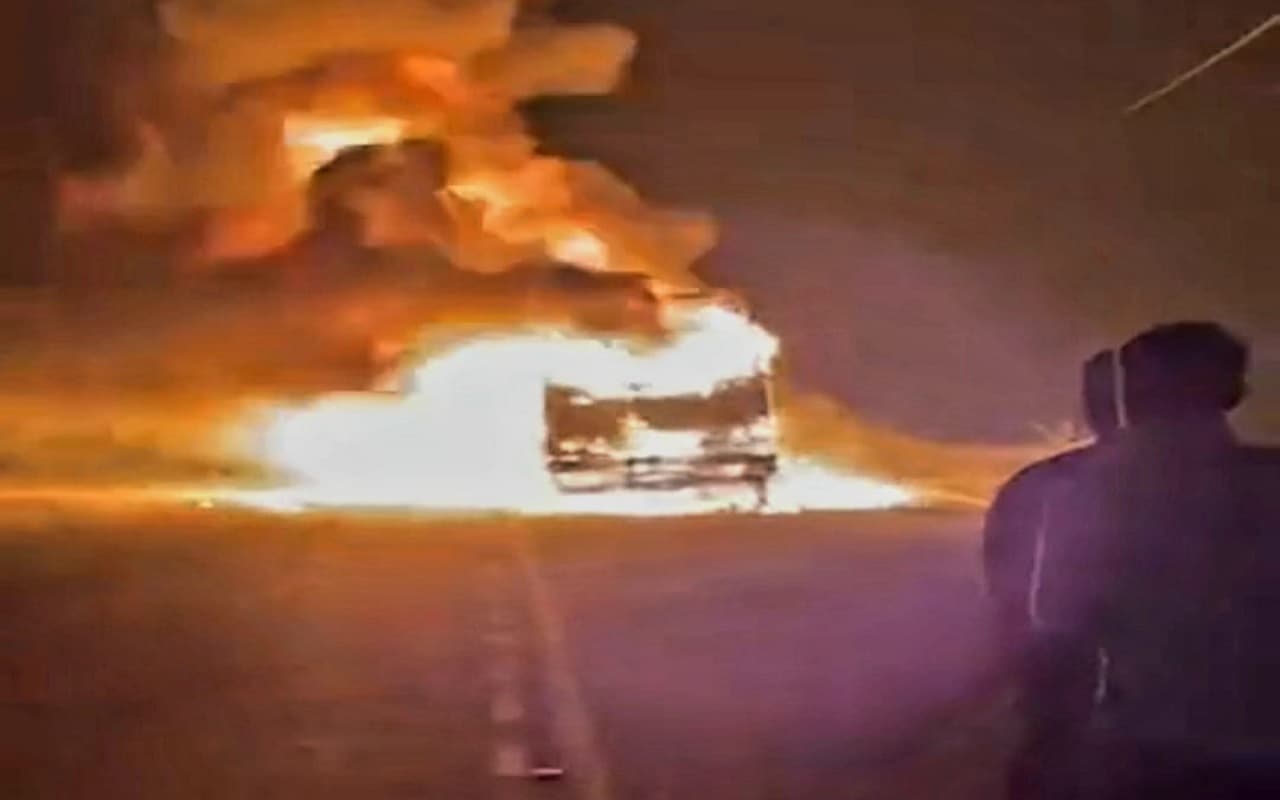 बिहार के किशनगंज में बीच सड़क पर आग का तांडव, धू-धू कर जला पाइप लदा ट्रक