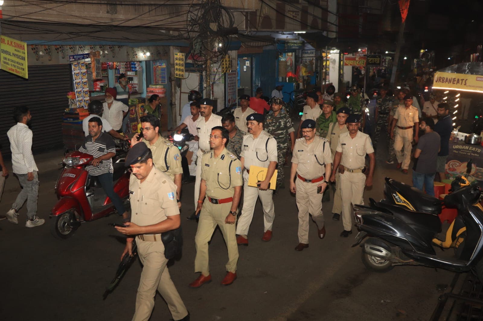 जुगसलाई में एसएसपी ने दल - बल के साथ किया फ्लैग मार्च
