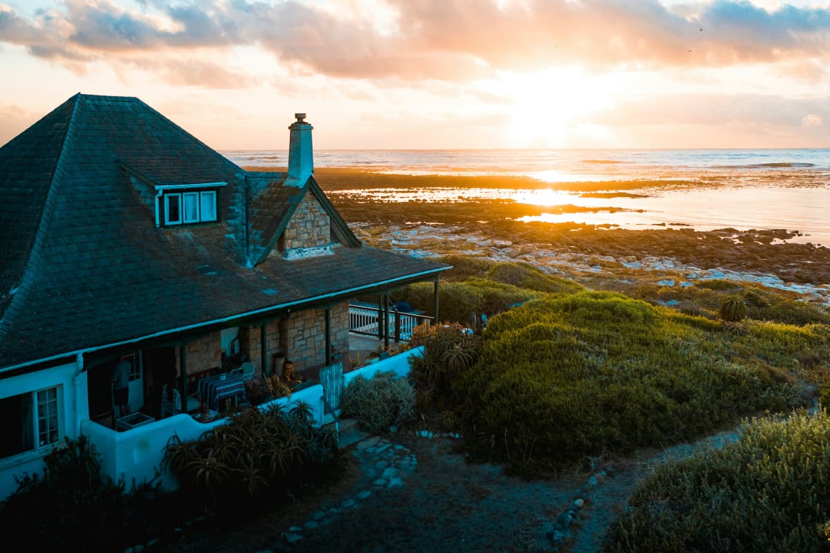 Vastu Tips: घर घुसते ही इन चीजों का एहसास होना माना जाता है अशुभ, हो सकता है निगेटिविटी का वास