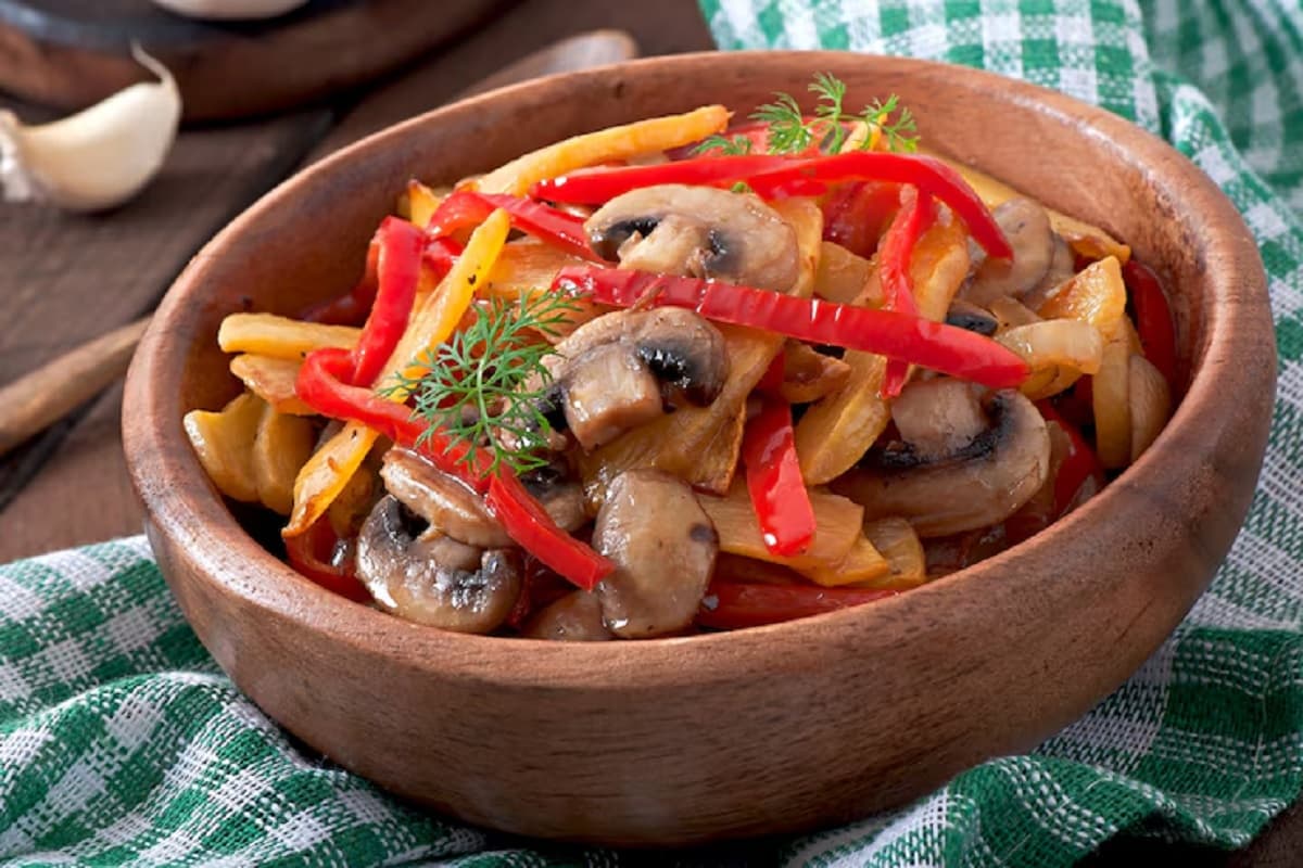 Chatpata Mushroom: रोज की बोरिंग सब्जी को कहिए अलविदा, आज ही बनाएं चटपटा मशरूम