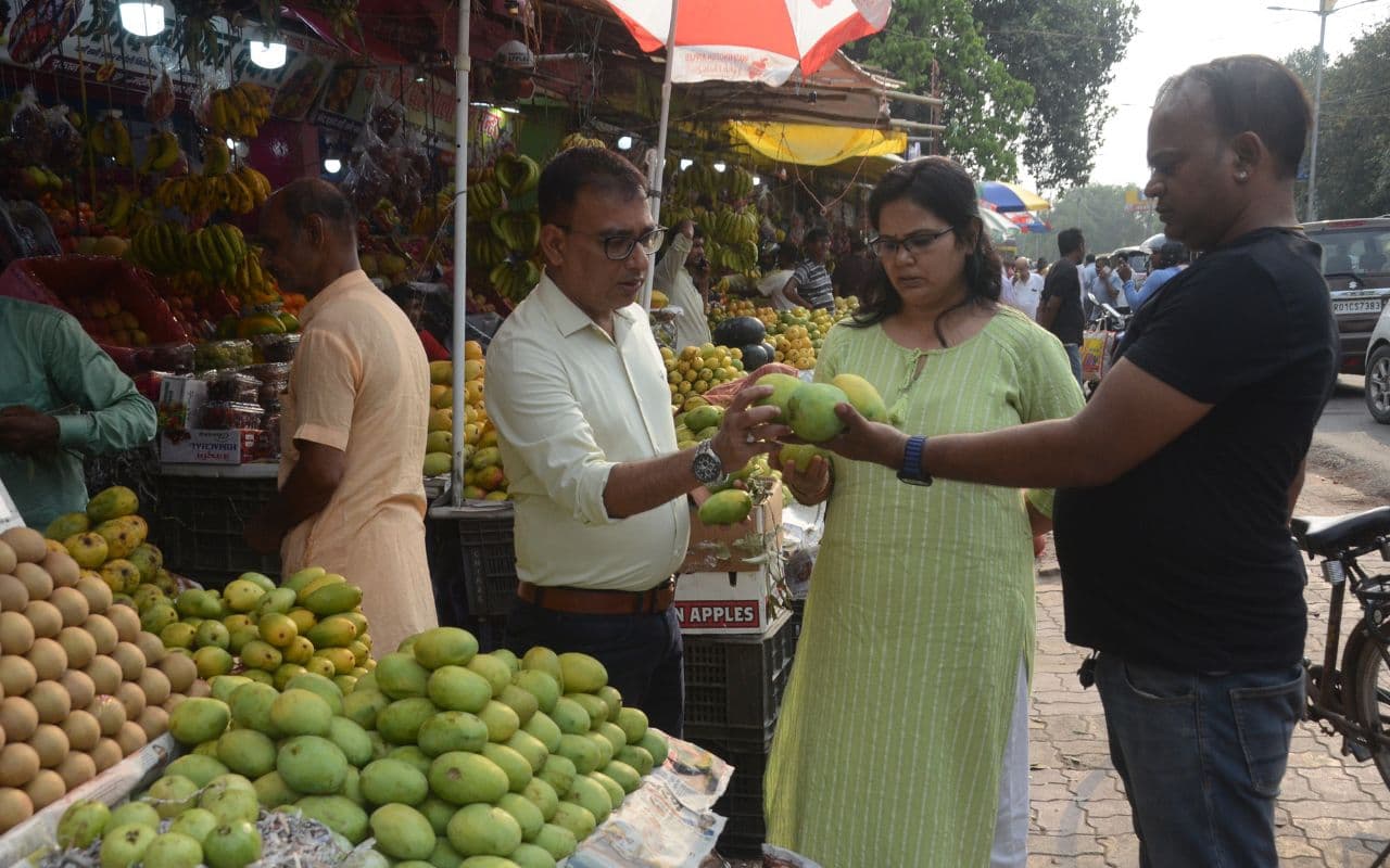 आम और लीची की मिठास से पटा पटना के फलों का बाजार, जून से ले पायेंगे लंगड़ा और दूधिया मालदह की स्वाद