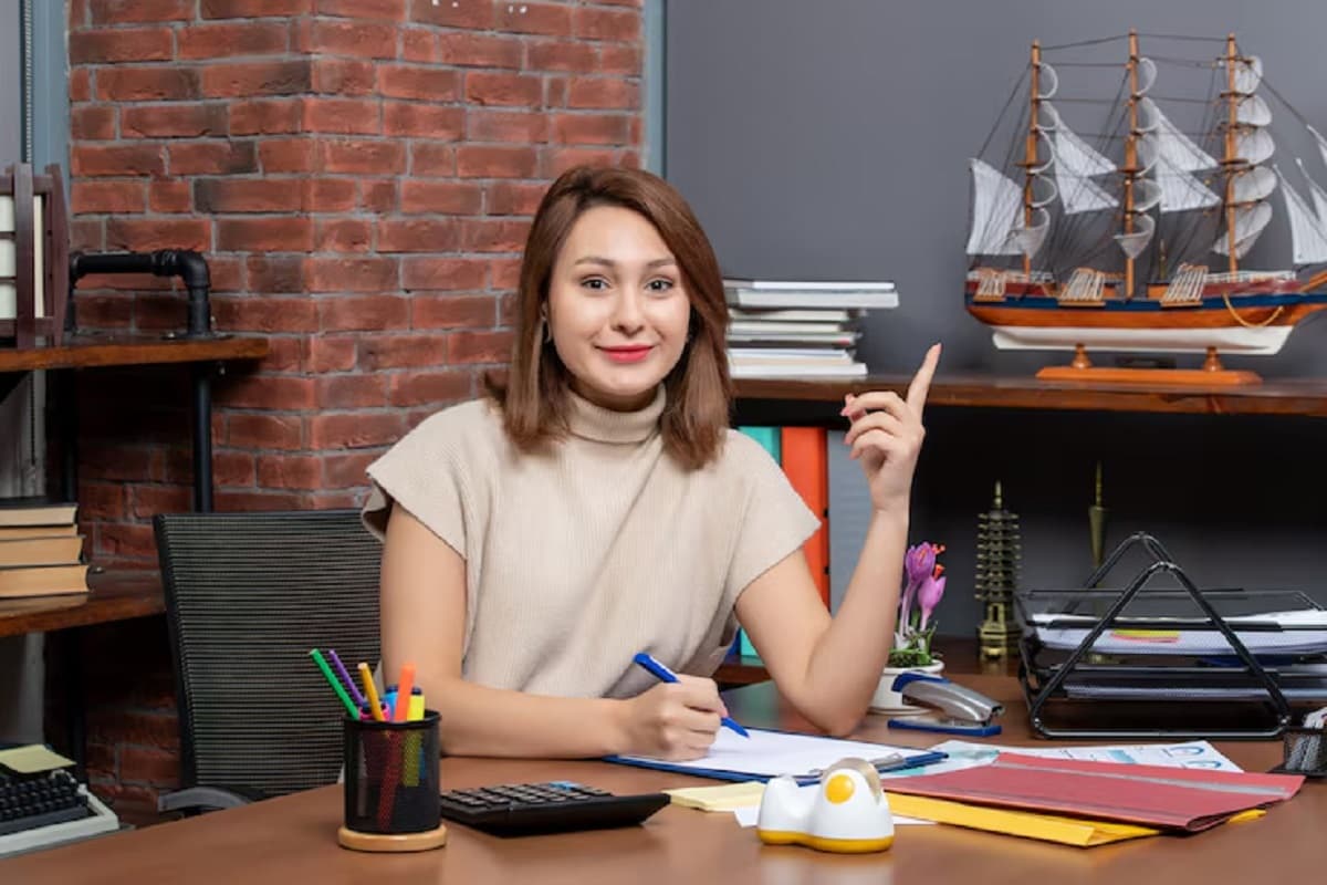 Feng Shui Tips For Career: करियर में तरक्की के लिए अपनाएं ये फेंगशुई उपाय, सफलता मिलेगी कदम-कदम पर