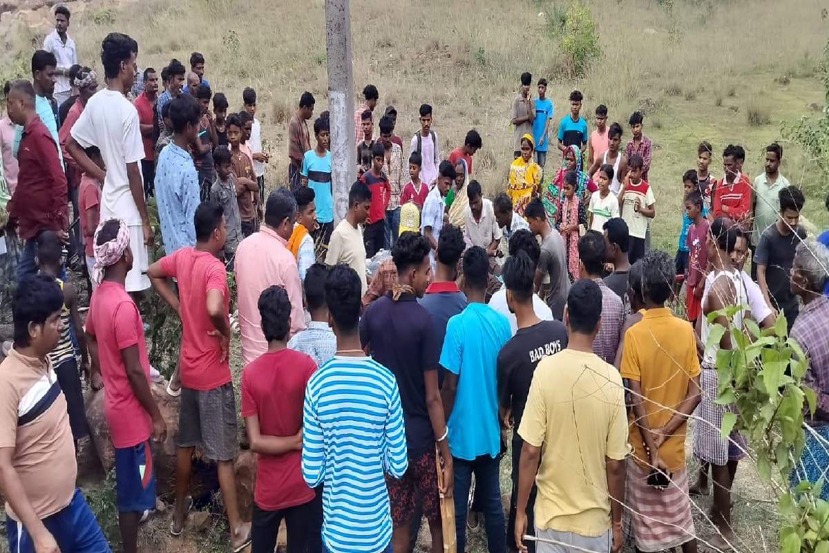 घटनास्थल पर जुटे लोग