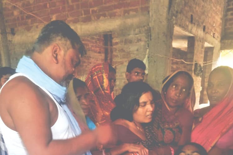 Bihar News: इच्छामृत्यु के लिए लिखा गया पत्र भी नहीं आया काम, आखिरकार पिता के कंधे पर उठी बेटे की अर्थी