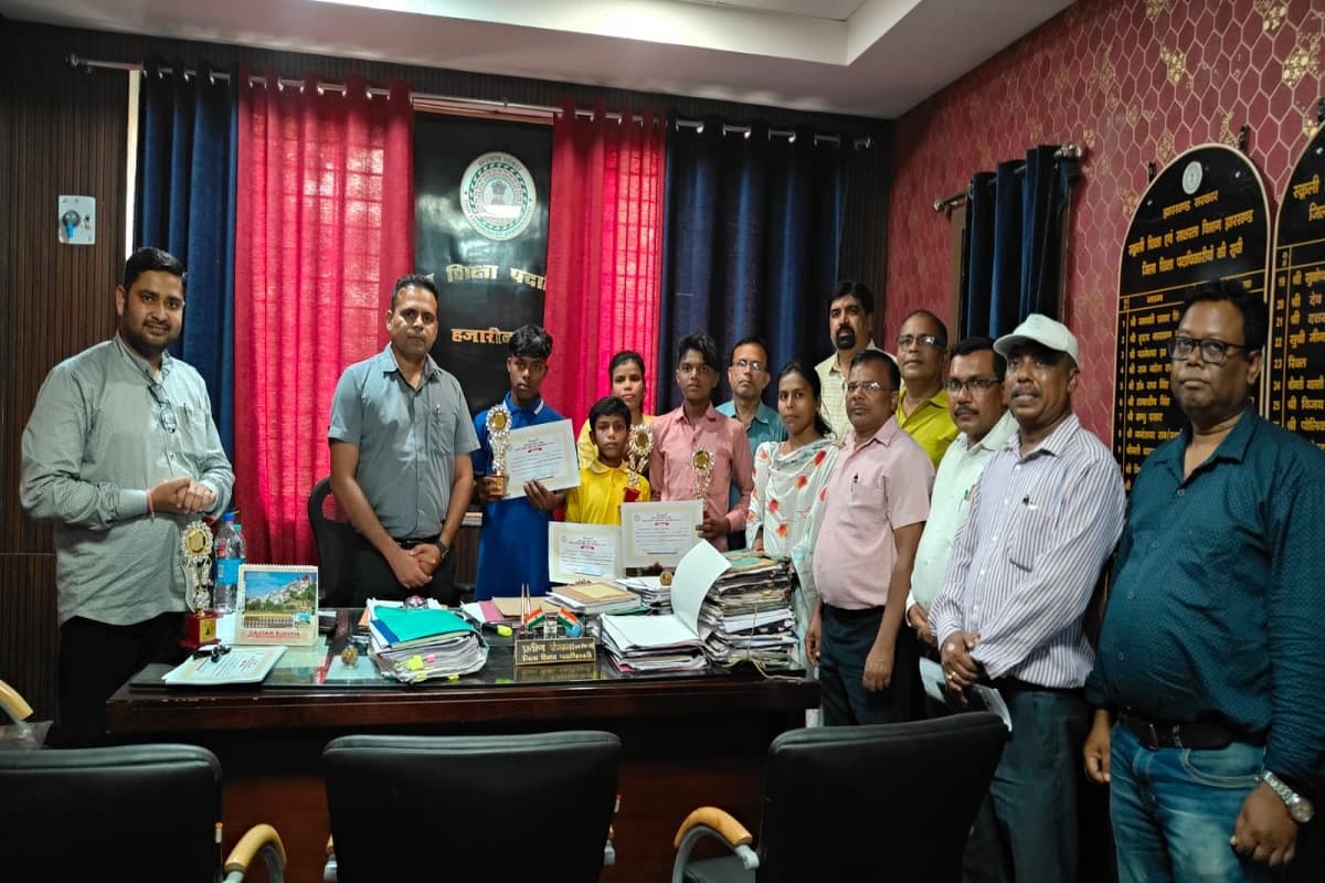 चयनित बच्चों को सम्मानित करते डीईओ