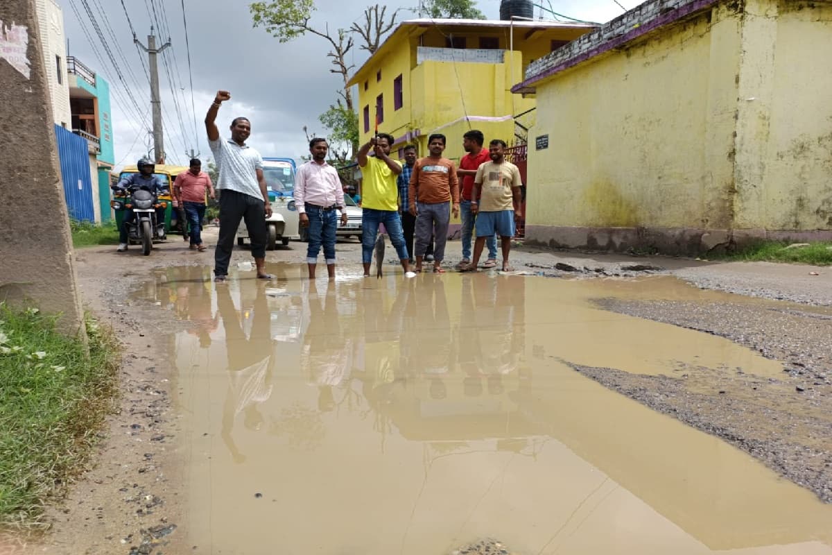 नामकुम में जलजमाव से परेशान युवकों का अनोखा विरोध, गड्ढे में मछली और बत्तख पालकर जताया गुस्सा