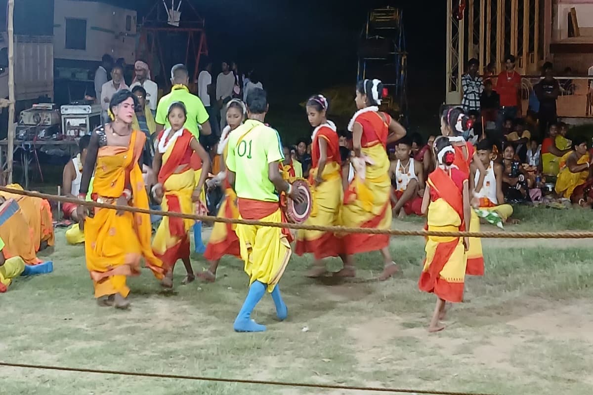 झूमर नृत्य करते भक्त