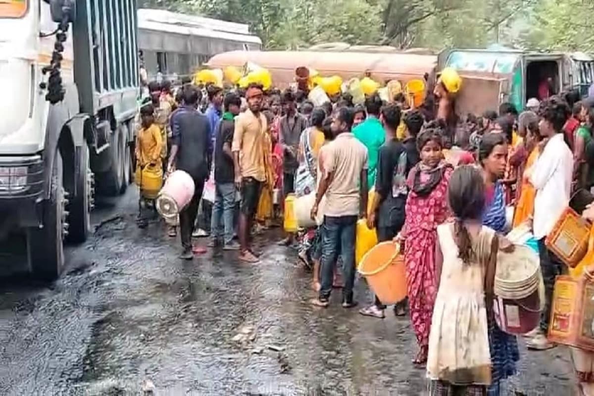 कोडरमा में टैंकर पलटने से रांची-पटना मुख्य सड़क घंटों जाम, ग्रामीणों के बीच तेल लूटने के लिए मची होड़