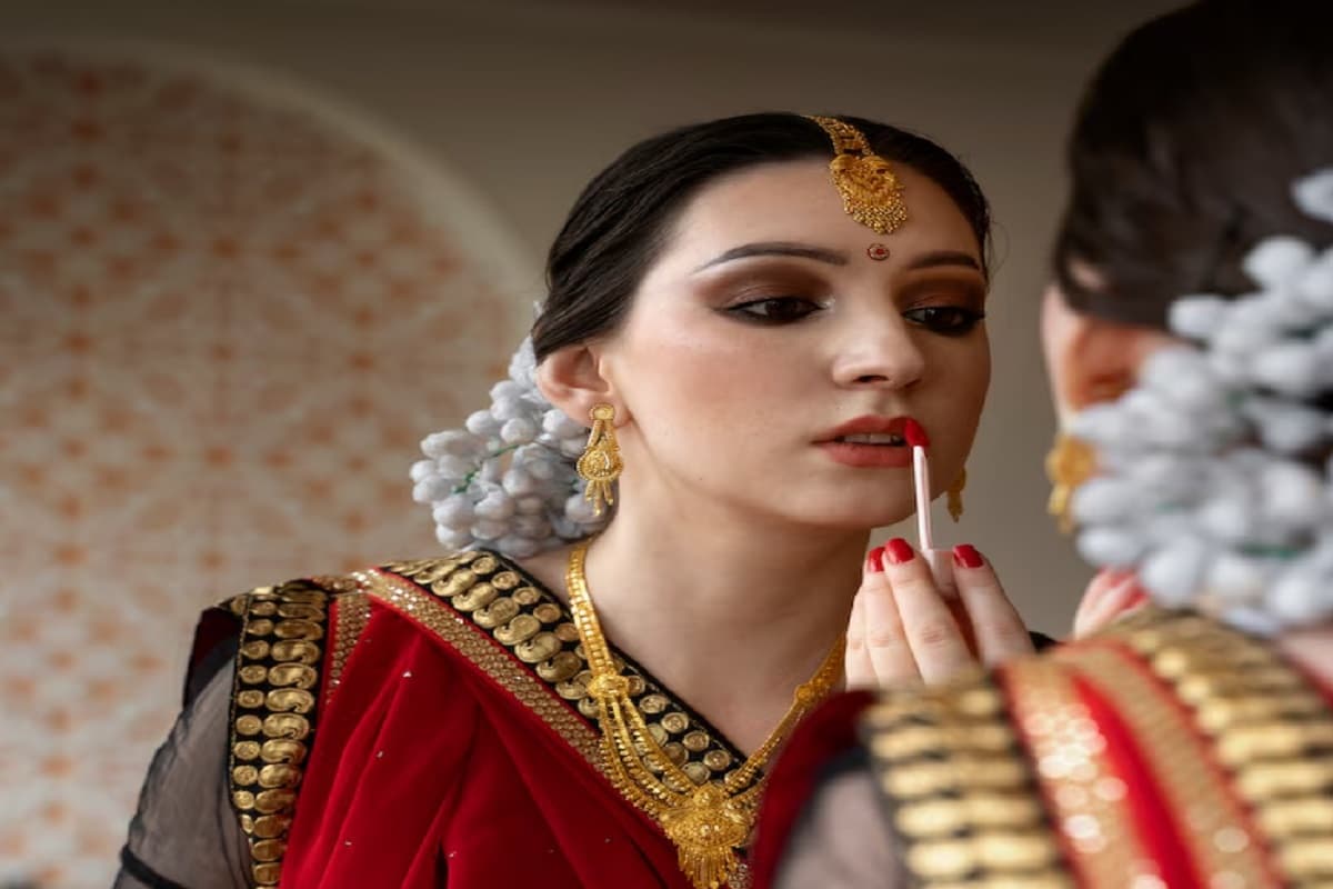 Vat Savitri Puja 2025: वट सावित्री में जानिए कौन सा रंग है शुभ और कैसे करें परफेक्ट शृंगार