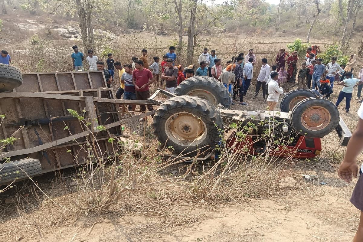 पलामू में अनियंत्रित होकर पलटा ट्रैक्टर, इंजन के नीचे दबने से चालक की मौत