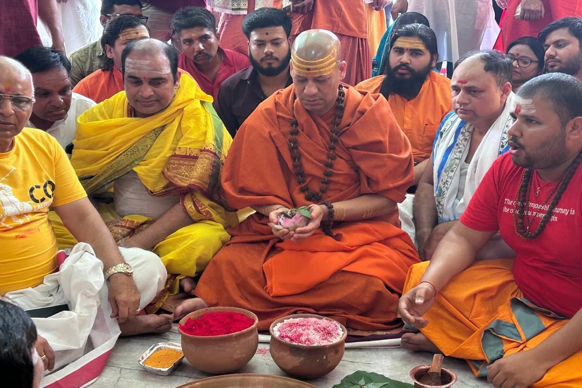 बाबा मंदिर में पूजा करते महामंडलेश्वर