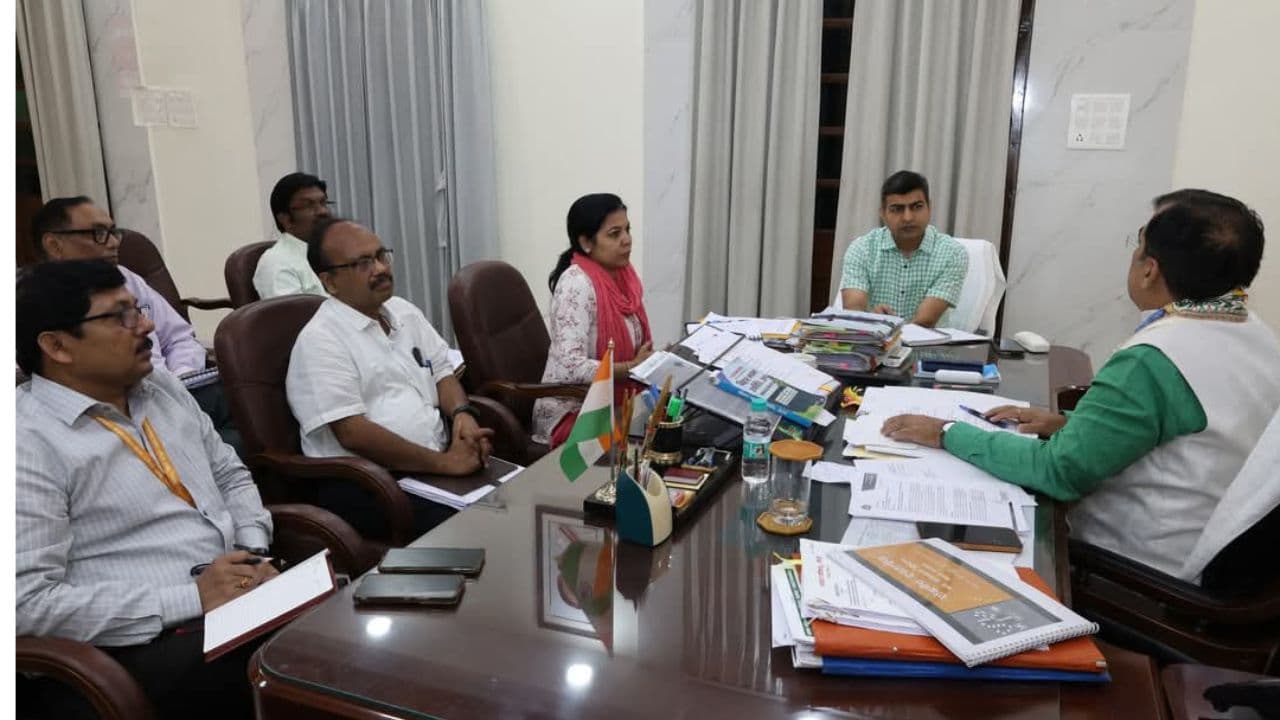 मीटिंग करते मंत्री