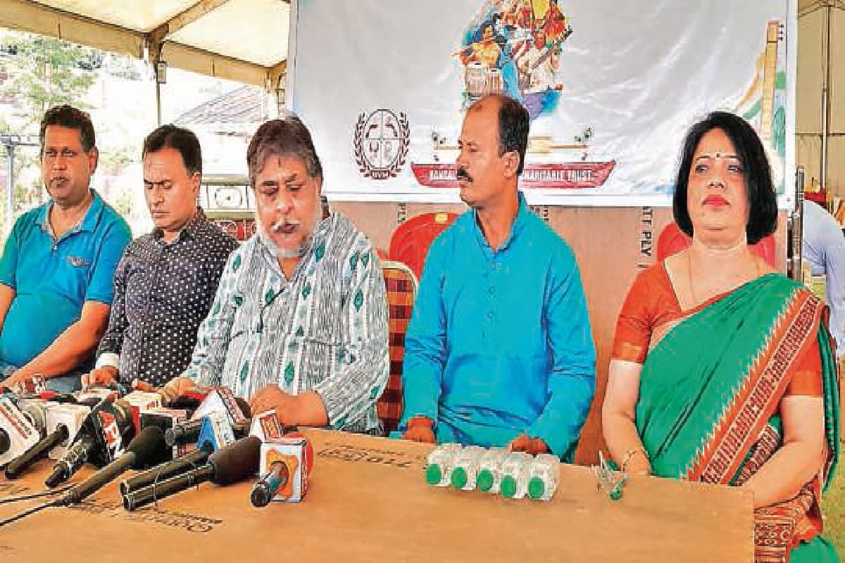 मेले की जानकारी देते ट्रस्ट के सदस्य