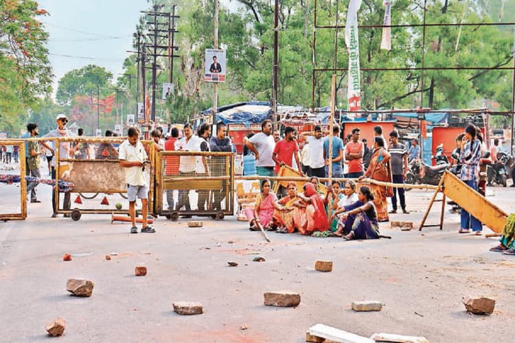Ranchi street vendors protest: मोरहाबादी में अतिक्रमण हटाने के विरोध में सड़क जाम, पुलिस से भिड़े दुकानदार