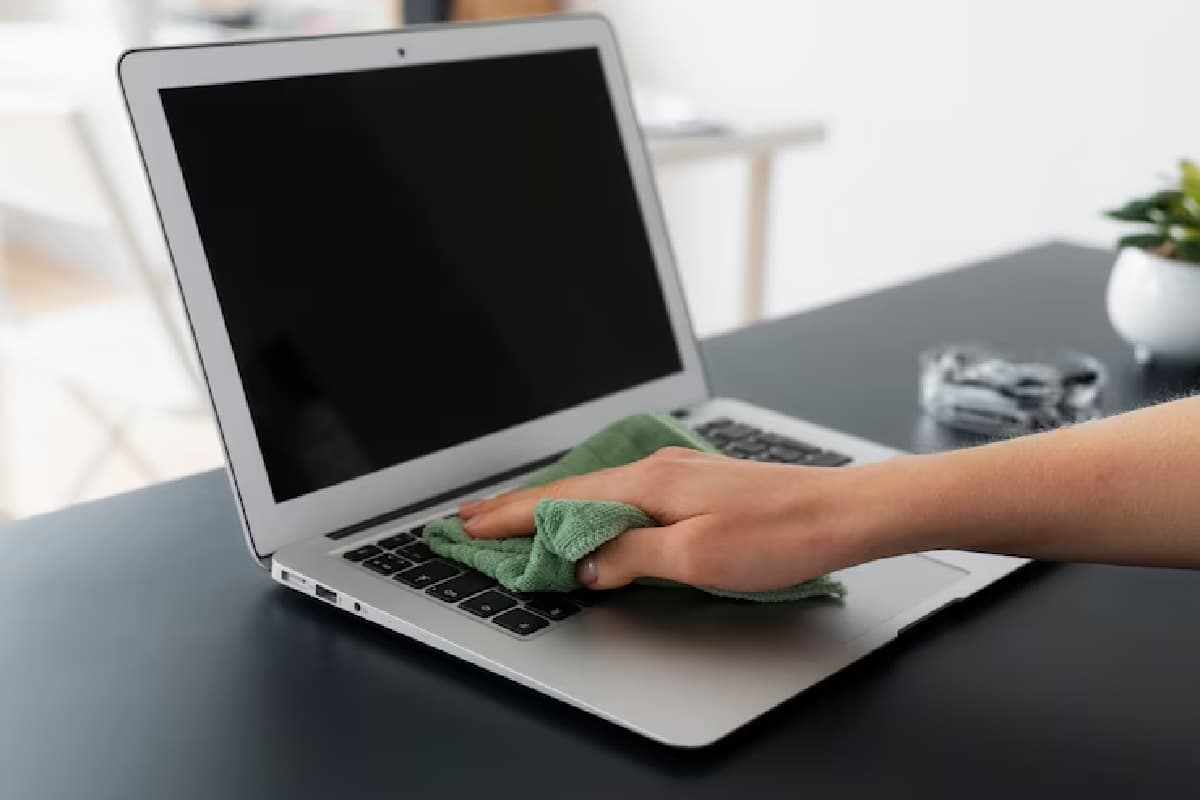 Laptop Screen Cleaning Tips: घर पर ऐसे करें लैपटॉप स्क्रीन की सफाई, बिना स्क्रीन को नुकसान पहुंचाए