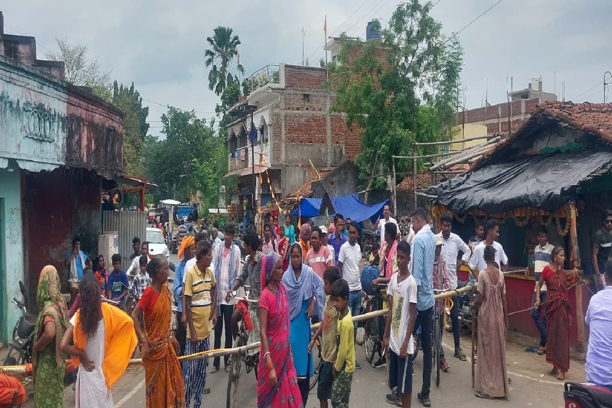 Kharsawan water crisis: खरसावां में फूटा ग्रामीणों का गुस्सा, जल संकट को लेकर दो घंटे तक सड़क जाम