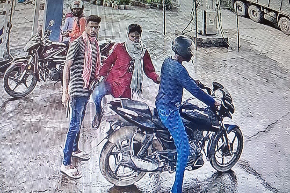 पिस्तौल दिखाकर पेट्रोल पंप कर्मी से लूटे 25 हजार रुपये, सीसीटीवी में कैद हुए अपराधी
