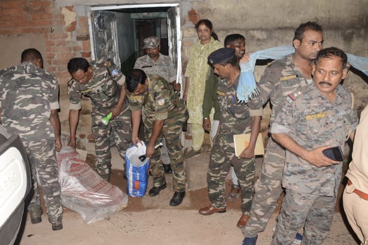 धनबाद पुलिस और बंगाल एटीएस की छापेमारी में मिनी गन फैक्ट्री का भंडाफोड़, 5 गिरफ्तार, ऐसे हुआ खुलासा