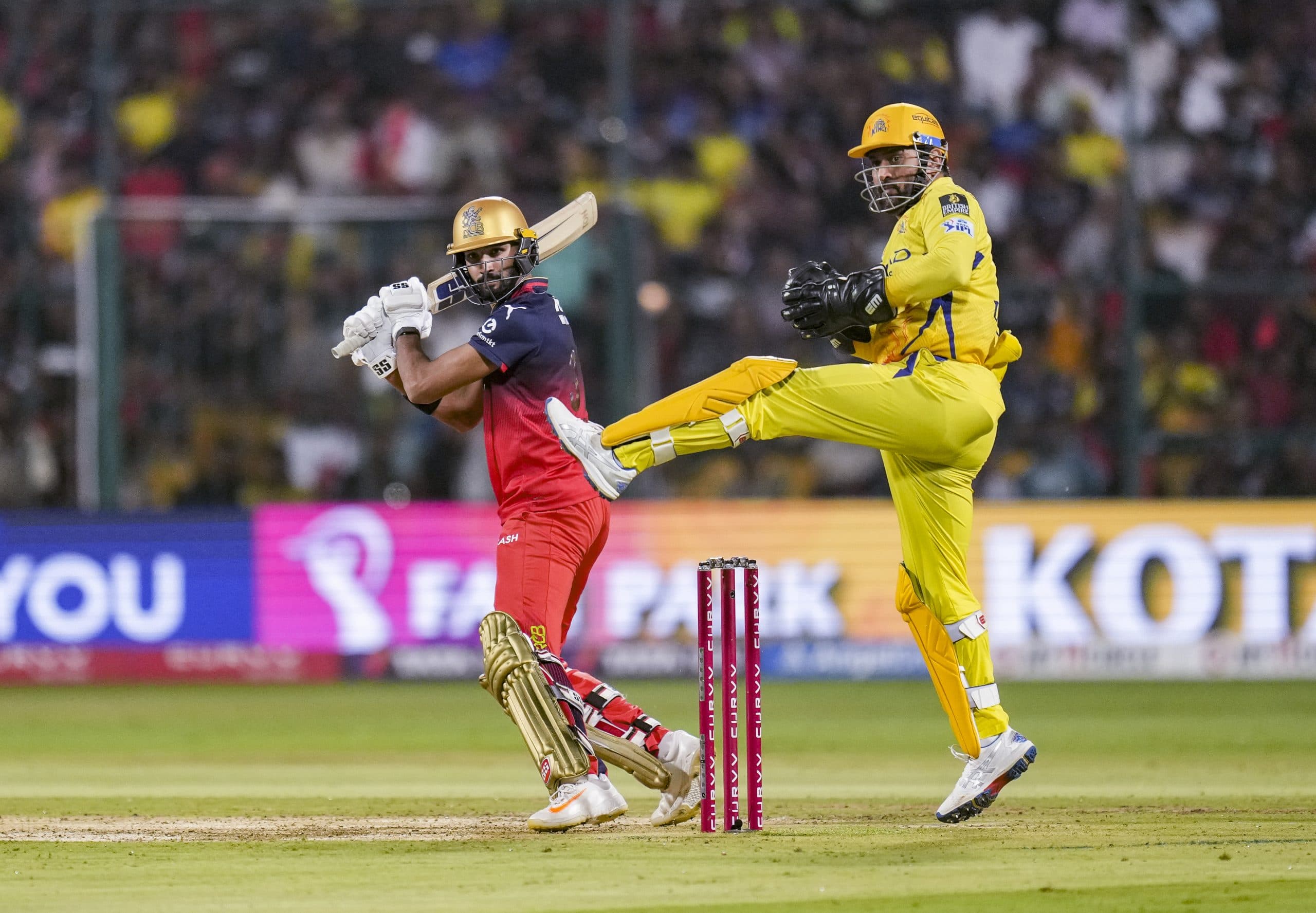 Viral Video: अपने खिलाड़ी पर भड़के एमएस धोनी, विराट कोहली के सामने ही पिला दी झाड़