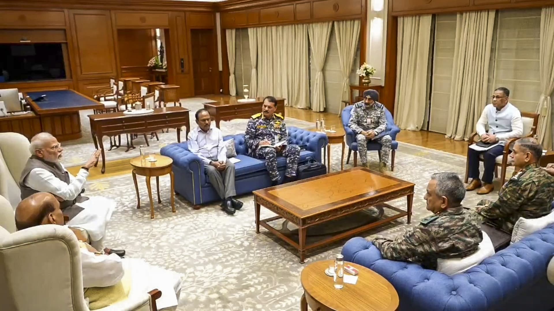 पीएम मोदी ने की तीनों सेनाध्यक्षों के साथ हाई लेवल मीटिंग, रक्षा मंत्री और NSA भी रहे मौजूद