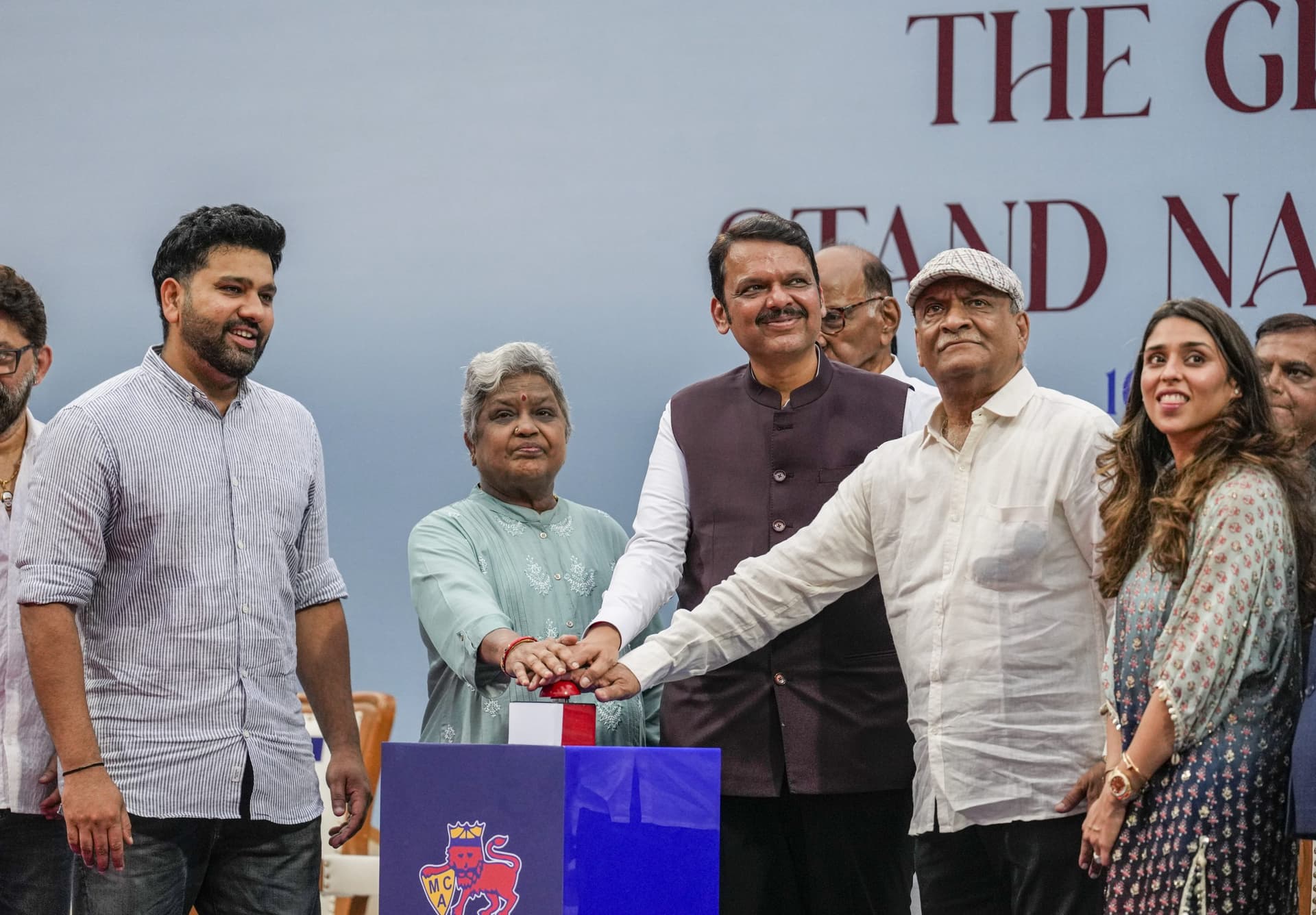 रोहित शर्मा को मिला बड़ा सम्मान, माता-पिता ने वानखेड़े में किया बेटे के नाम वाले स्टैंड का उद्घाटन