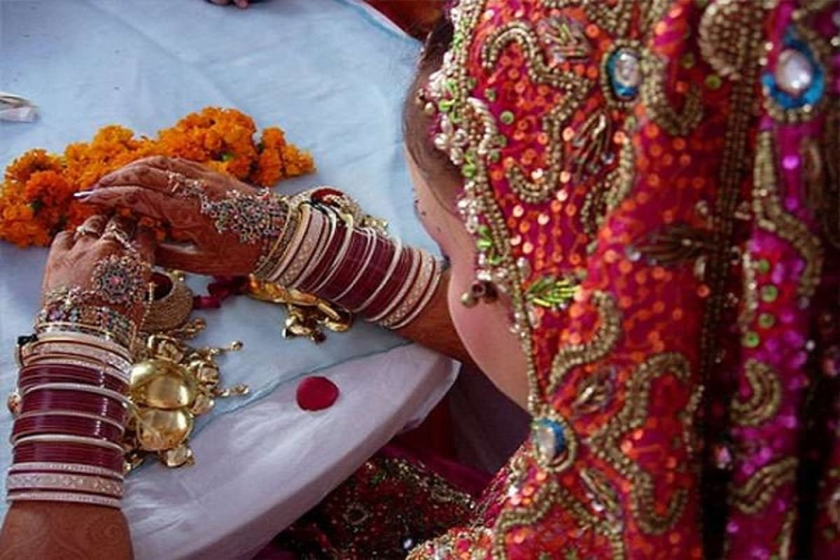 Wedding: जयमाला के दौरान हुई हिंसक झड़प, पिता को पिटता देख स्टेज से दूल्हा फरार