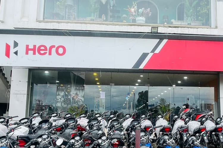 दुनिया की नंबर-1 टू-व्हीलर कंपनी की सेल हो गयी आधी, गाड़ियों की बिक्री में आई 43% की भारी गिरावट