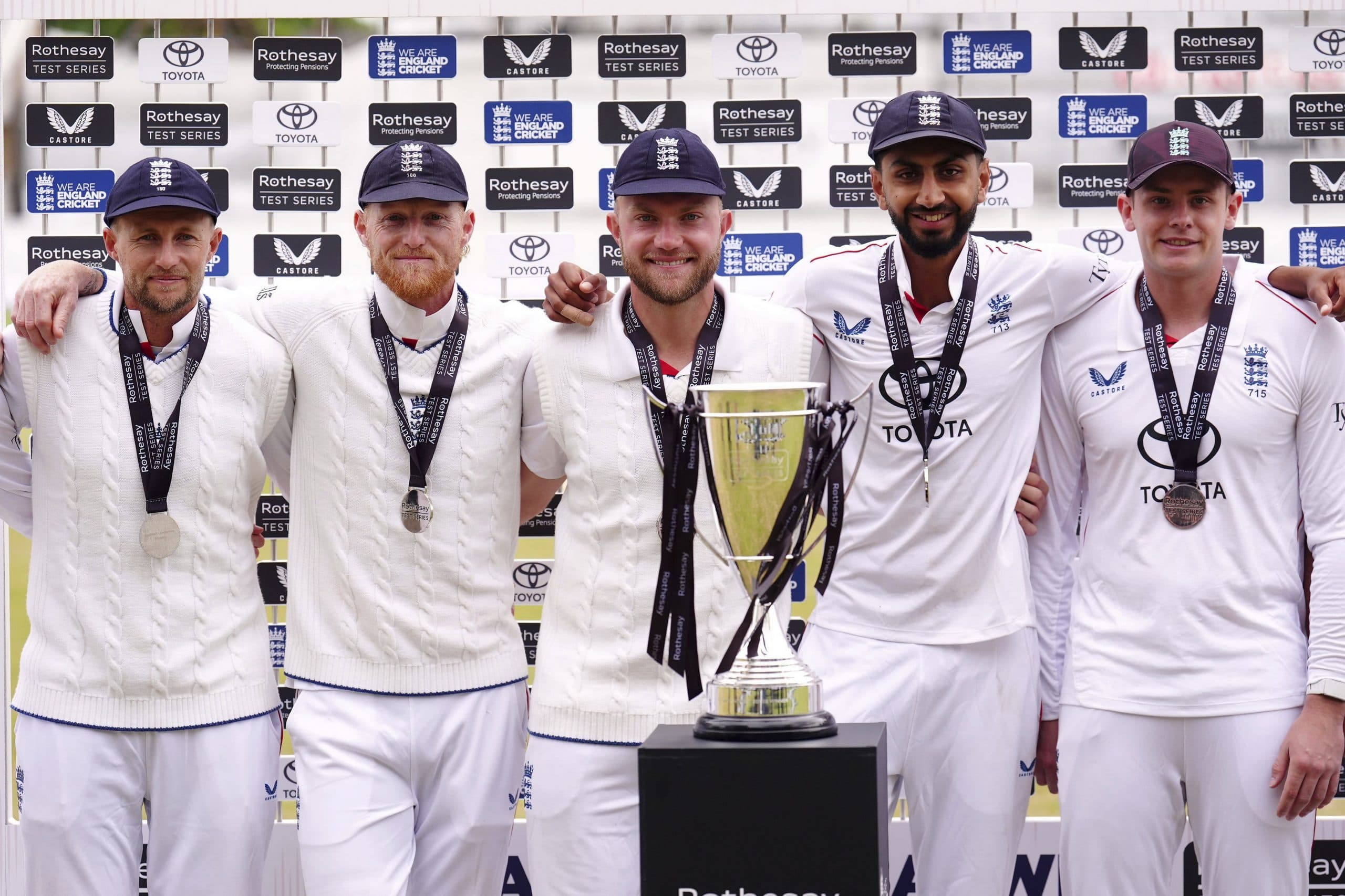 ENG vs ZIM: जिम्बाब्वे को पारी से हराकर आंखें दिखा रहा इंग्लैंड, अब भारतीय शेर निकालेंगे हेकड़ी