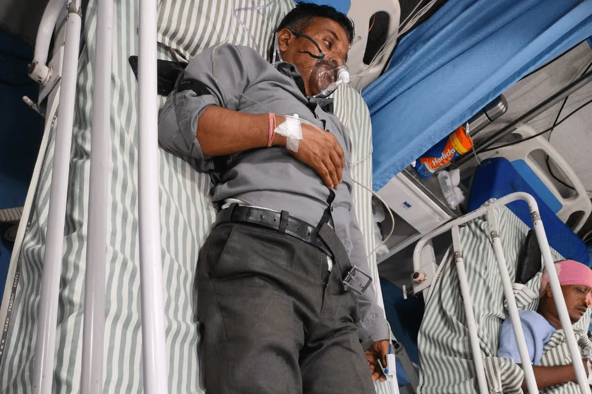 Accident: इंजन की चपेट में आने से रेलकर्मी का हाथ शरीर से हुआ अलग, ICU में भर्ती