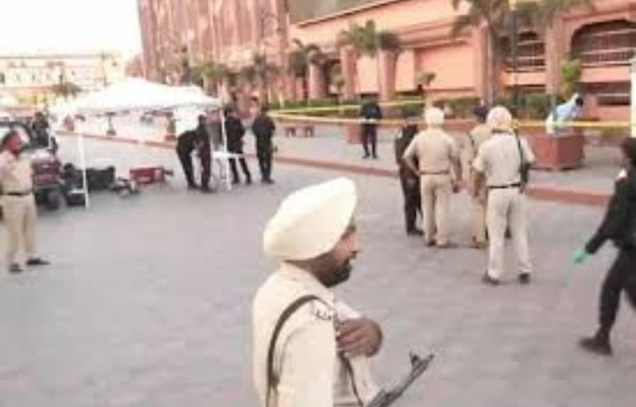 Amritsar Bomb Blast: अमृतसर में बड़ा बम धमाका, एक शख्स हुआ घायल, गायब हुआ हाथ