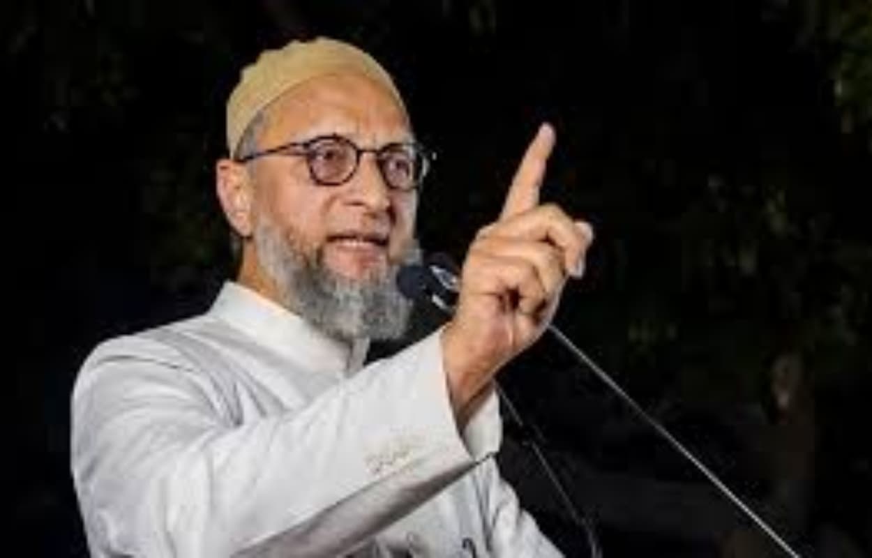 “ये बेवकूफ जोकर भारत से मुकाबला करना चाहते हैं” कुवैत में ओवैसी का पाक पर करारा हमला