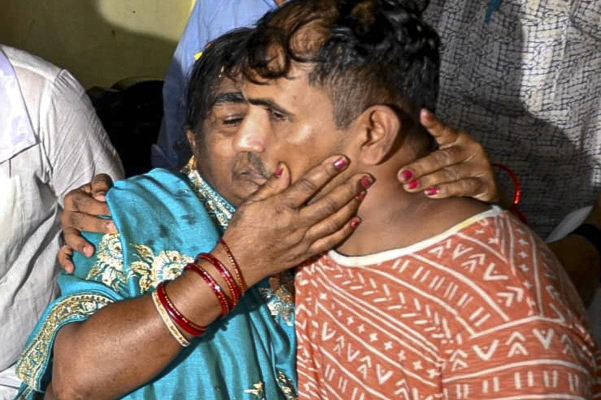 BSF: पाकिस्तान से घर लौटा बीएसएफ का जवान, पत्नी के नहीं रुके आंसू, पिता ने लगाया गले