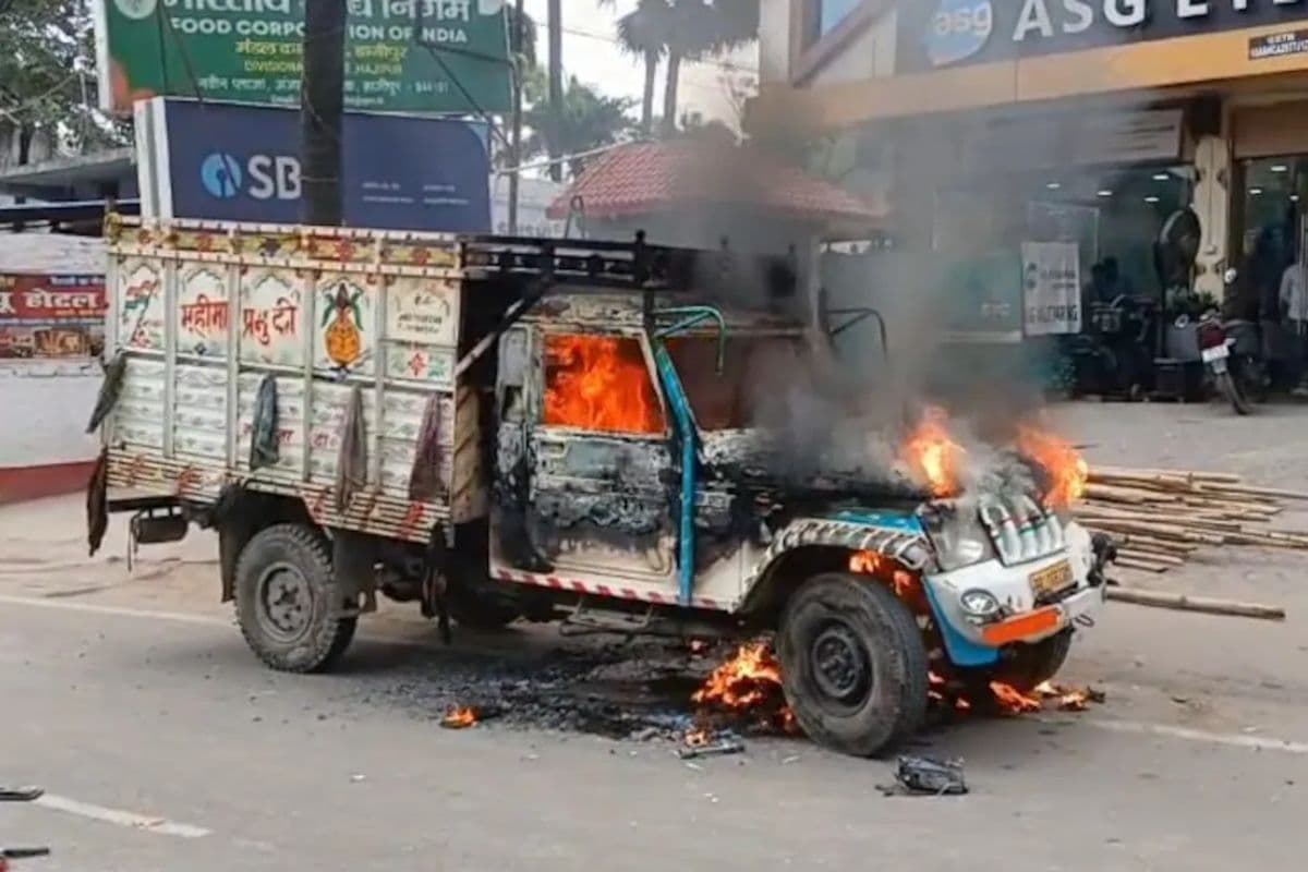 Bihar: नशे में धुत पिकअप चालक ने 5 को कुचला, आक्रोशित भीड़ ने लगाई गाड़ी में आग