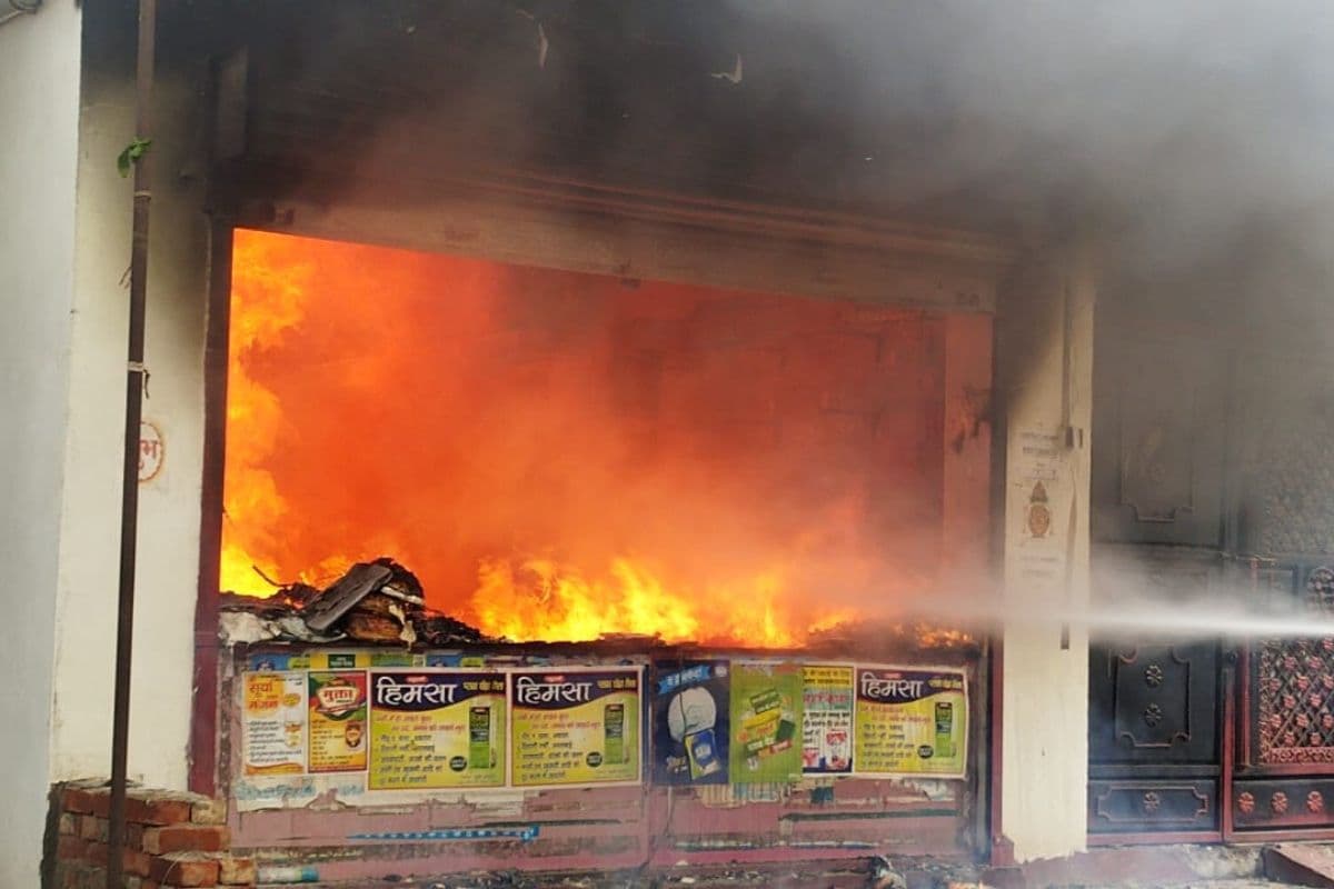 पूर्णिया में लगी भीषण आग, लाखों का नुकसान देख फूट-फूटकर रोया दुकानदार