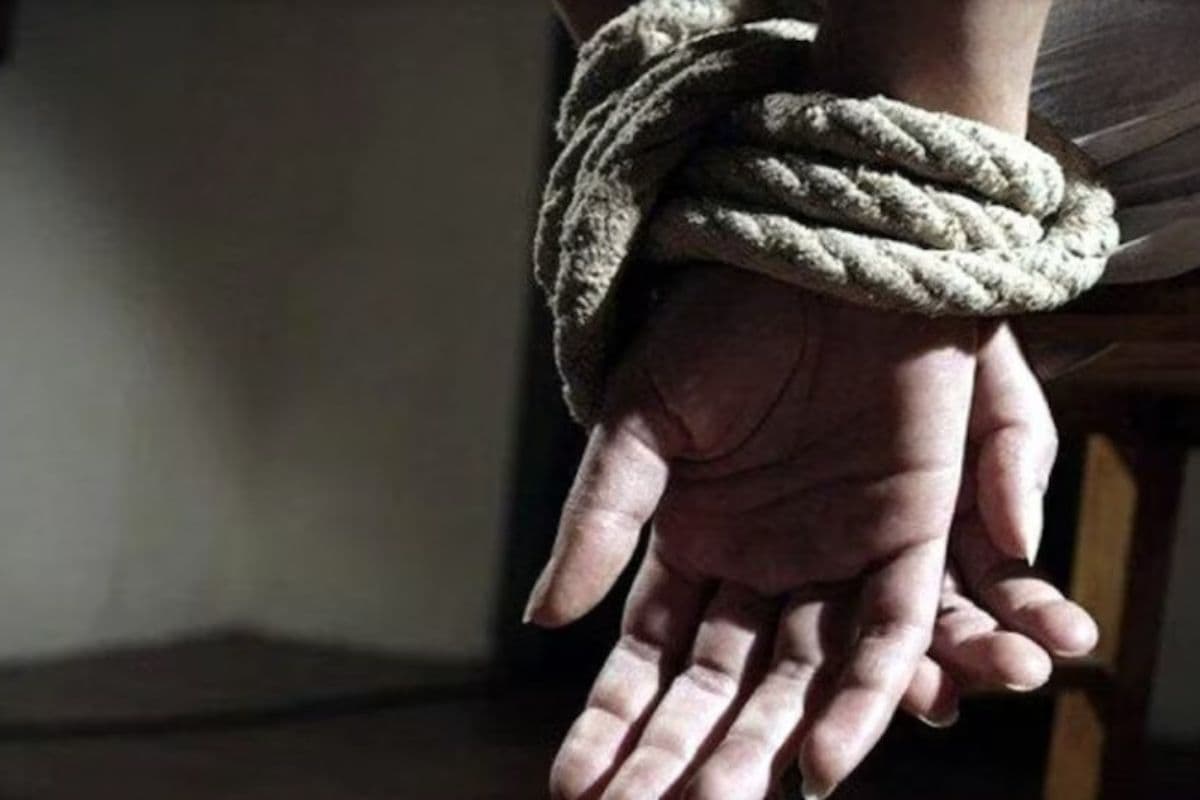 Bihar: बेटी पर ऑर्केस्ट्रा में डांस करने का आरोप लगा, आक्रोशित ग्रामीणों ने मां को पेड़ से बांधकर जमकर पीटा