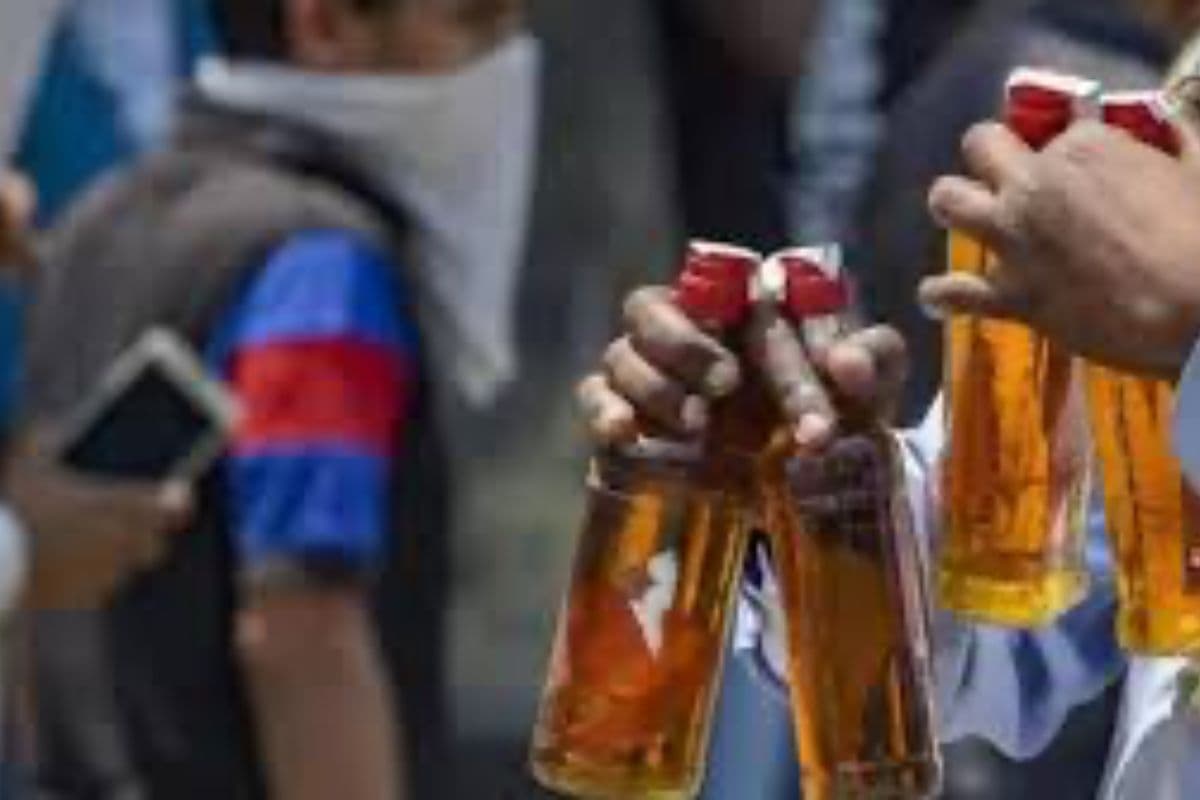 बिहार में SSP ऑफिस के पीछे चायवाले के घर निकली शराब की खेप, दो पुलिसकर्मी भी घेरे में