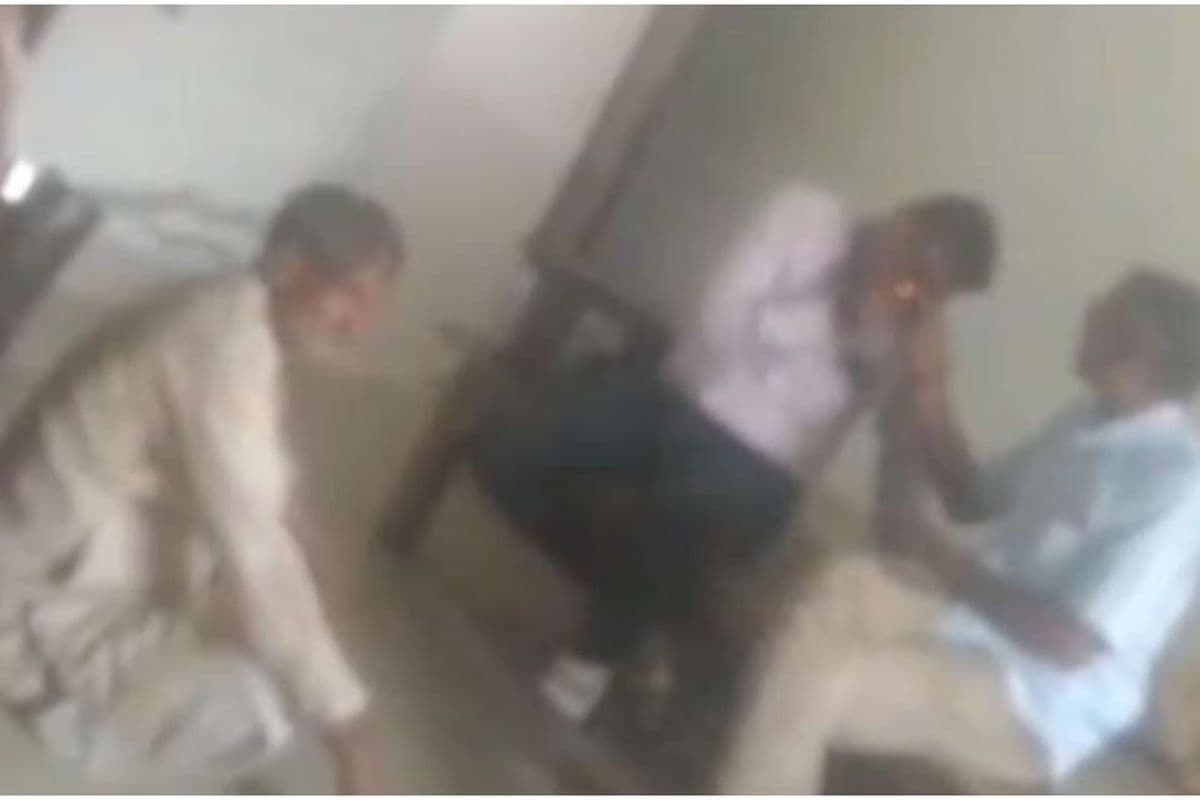 स्कूल में गांजा पीते पकड़े गए हेडमास्टर साहेब, वीडियो वायरल होते ही शिक्षा विभाग ने लिया बड़ा ऐक्शन