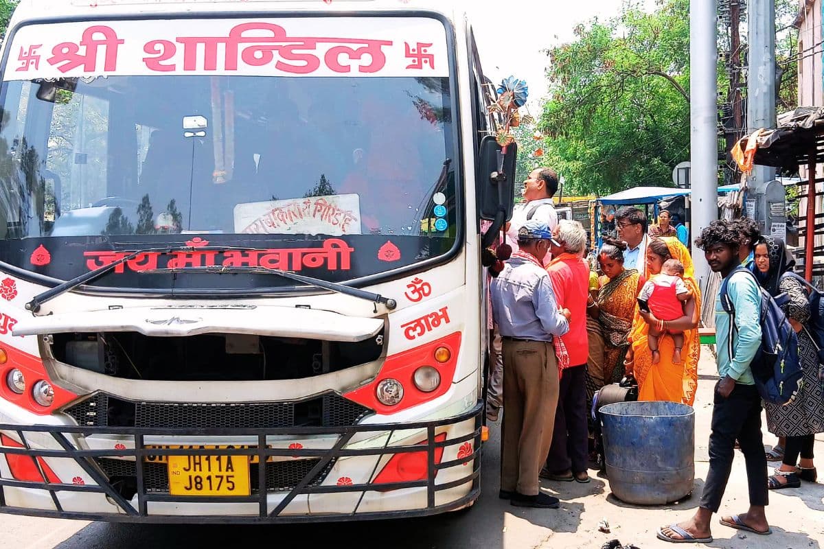 Bokaro News: फुसरो शहर में स्थायी बस स्टैंड नहीं, नीलामी से लाखों कमाता है नगर परिषद
