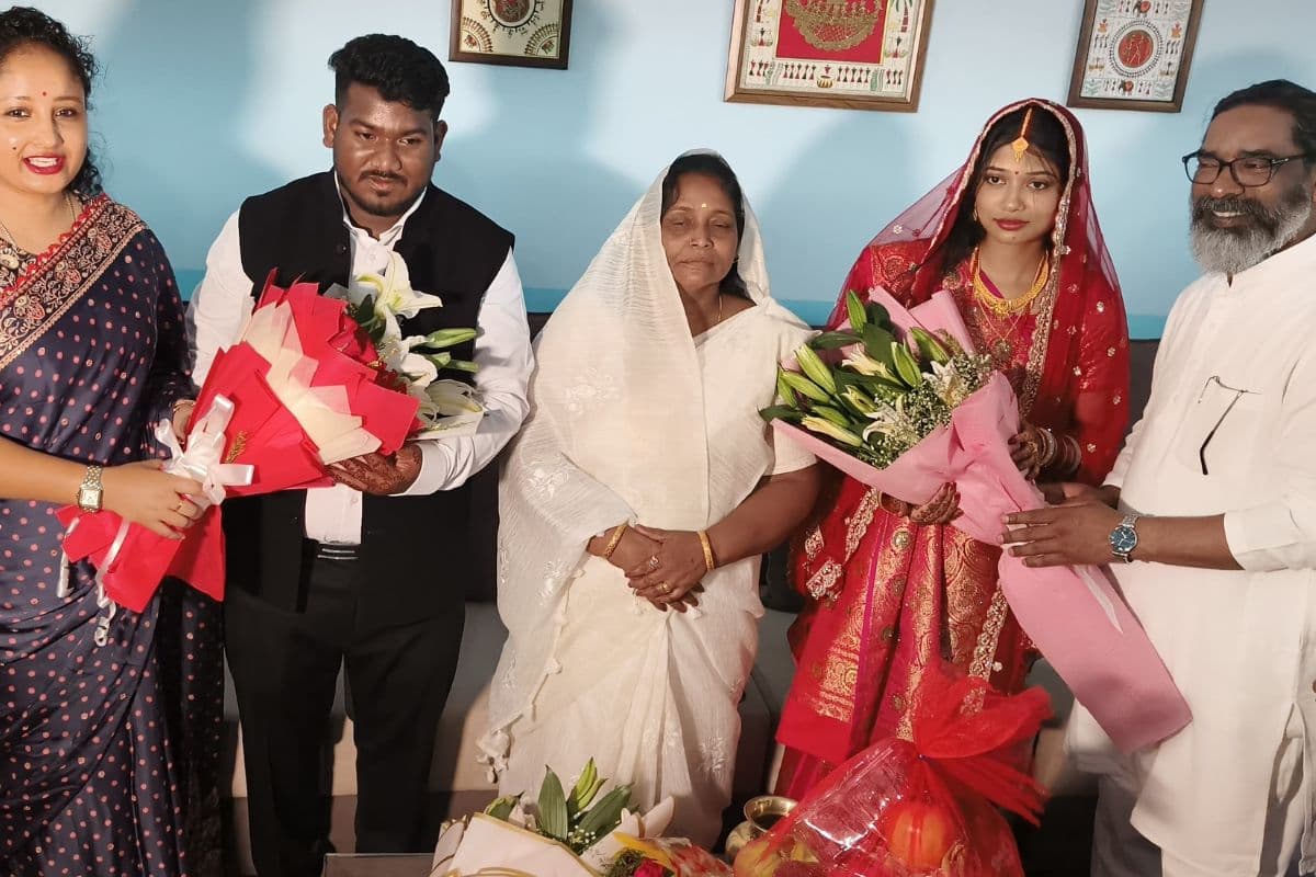 Video: पत्नी संग बोकारो पहुंचे सीएम हेमंत सोरेन, जगन्नाथ महतो के बेटे और बहू को दिया आशीर्वाद