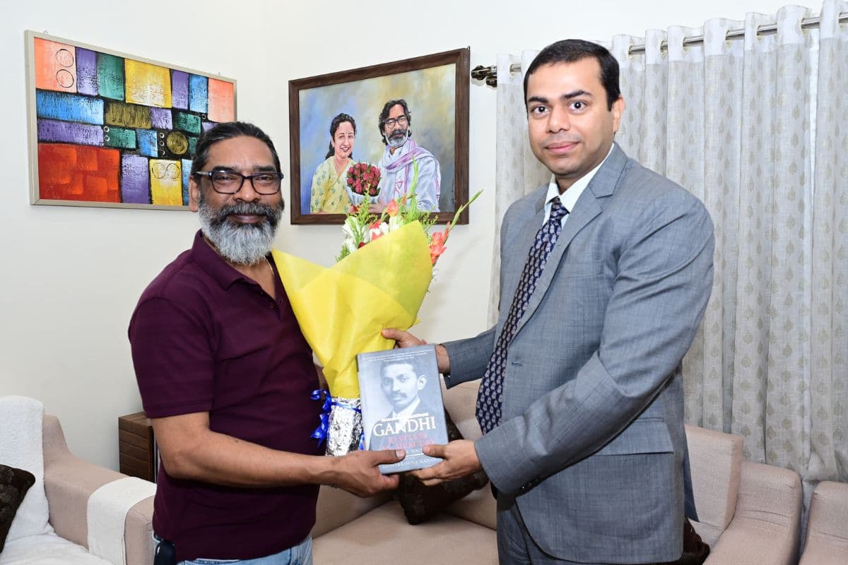 मुख्यमंत्री हेमंत सोरेन से मिले सरायकेला-खरसावां और गुमला उपायुक्त, पीएम अवार्ड के लिए सीएम ने दी बधाई