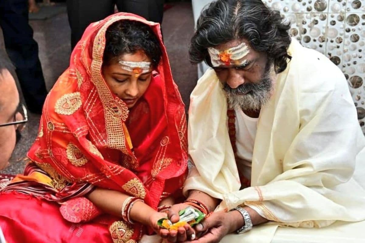 पत्नी कल्पना सोरेन संग तीर्थ यात्रा पर निकले सीएम हेमंत सोरेन