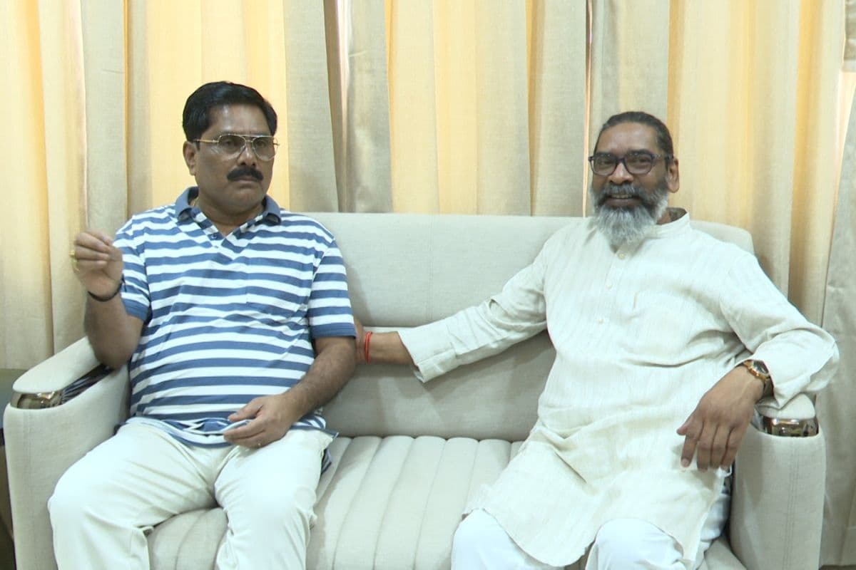 मंत्री योगेंद्र प्रसाद से मिलने पहुंचे सीएम हेमंत सोरेन
